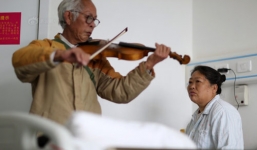 Cụ ông đàn violon chăm vợ bị bệnh