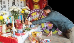 Hai 'ngôi mộ tình yêu' trước cửa nhà ông bà lão 92 tuổi cuồng ghen sống chết có đôi