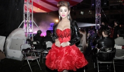 Lâm Chi Khanh liều lĩnh khoe vòng 1 'nhân tạo' khủng