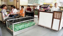 Nhà hàng đầy quan tài có người chết vẫn đông khách