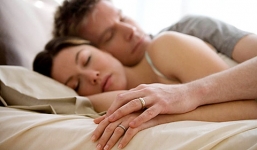 Nỗi lòng người vợ ngoại tình có chồng đưa con đứng đợi bên kia đường