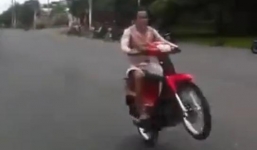 Clip quái xế bốc đầu xe bị ngã lộn 7 vòng