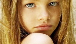 Bộ ảnh mê hoặc của mẫu 13 tuổi nổi tiếng nước Pháp