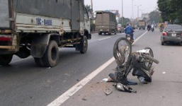 Đâm vào ô tô, xe máy biến dạng, lái xe nguy kịch