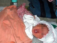 Đẻ rớt ở trạm xe buýt, mẹ lấy dây rốn quấn cổ nhét con vào ba lô