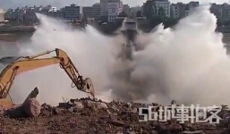 Video máy xúc đánh sập chiếc cầu lớn trong tích tắc