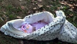 Phát hiện bé gái sơ sinh bị bỏ rơi ngoài đường