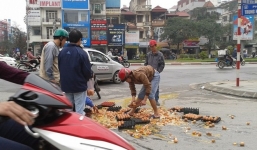 Hà Nội: Xe chở trứng gặp tai nạn, một số người tranh thủ nhặt nhạnh