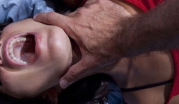  Chồng lôi xềnh xệch vợ vào nhà nghỉ để hiếp dâm