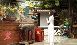 Kỳ quái dịch vụ... thuê hotgirl đi chùa