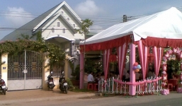 Nhân viên phường phải đi đám cưới con trưởng ban tổ chức