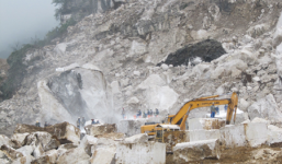 3 công nhân bị hàng chục tấn đá đè nguy kịch