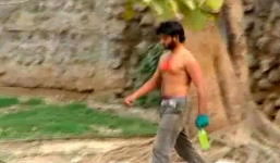 Say rượu, nam sinh viên Ấn Độ nhảy vào chuồng trêu cọp