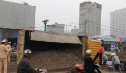 Xe tải lật ngang đường, tài xế ngất lịm trong ca bin