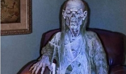 Chết trong tư thế đang xem tivi, 6 tháng sau mới được phát hiện