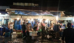 Chợ đêm và bi kịch của những đứa trẻ mù chữ