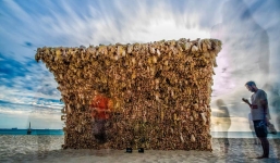 Con sóng khổng lồ được tạo thành từ hàng nghìn búp bê Barbie 