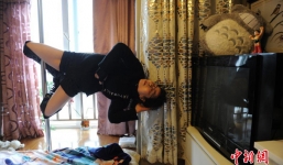  Cụ bà gần 70 tuổi múa cột như vũ nữ 20