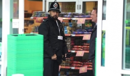 Kinh hoàng người phụ nữ đứng giữa siêu thị cắt cổ tự tử