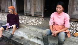 Lạ lùng cả thôn góp tiền nuôi người đi… tù