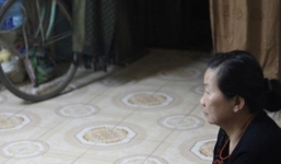 Vợ bác sỹ Tường mang quà đến nhà bố mẹ Khánh xin lỗi