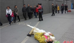 Ôm ma-nơ-canh ngủ lang trên đường phố