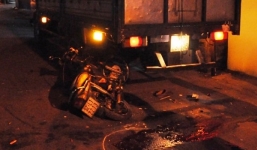 Say rượu lao đầu vào xe tải tử vong