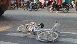 Học sinh lớp 6 chết thảm dưới bánh xe container