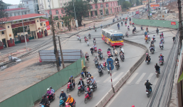 'Bẻ cong đường né nhà quan', dân quyết đòi nắn thẳng