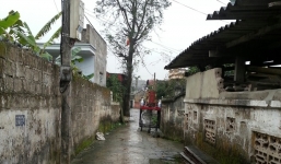 Chồng cũ cô gái chết lõa thể trong nhà nghỉ về chịu tang vợ