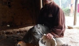 Bé gái thích ăn thịt sống ở Thanh Hóa