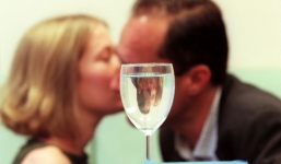 Cách phát hiện nhanh thuốc kích dục trong đồ uống 