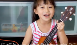 Clip: Bé gái 7 tuổi ôm đàn hát cực sốt