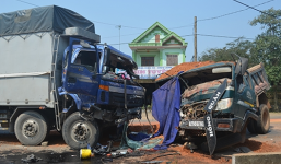 Tránh xe máy, 2 ô tô đâm nhau nát bét