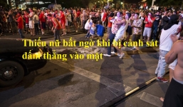 Thiếu nữ bất ngờ khi bị cảnh sát đấm thẳng vào mặt