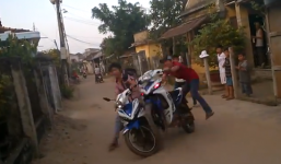 Clip: Bốc đầu, hai xe exciter 'hôn nhau'