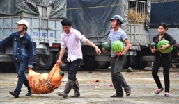 Cận cảnh đội quân 'hôi dưa' ở cửa khẩu Tân Thanh