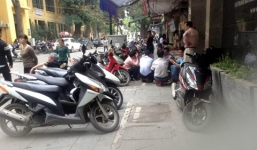 Cảnh 'chướng tai, gai mắt' ngay giữa trung tâm Hà Nội