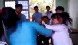 Nữ sinh túm tóc, đá vào mặt, kéo lê bạn giữa lớp