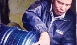 Kỳ dị người đàn ông 30 năm nếm thuốc trừ sâu