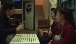 Hà Nội: Clip cô gái ngây thơ bị ảo thuật gia lột đồ lót mà không hay biết