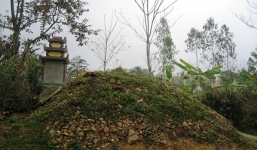 Ngôi mộ vô chủ ngày một phình to do người dân đặt đá cầu may