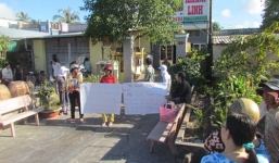 Mang di ảnh, lư hương đến nhà công an đòi thi hành án