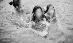 Trời nóng, hai nữ sinh rủ nhau tắm sông rồi chết đuối