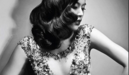 Hoàng Thùy Linh đốt mắt bằng trang phục xuyên thấu