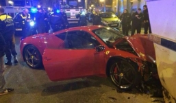 Siêu xe Ferrari F458 Italia chết vì... thùng rác