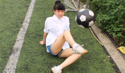 Clip: 'Choáng' với fan nữ MU tâng bóng như siêu sao