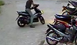 Clip: Trộm xe máy ngay trước mắt bảo vệ