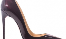 Người phụ nữ dùng giày gót nhọn đâm chết bạn trai