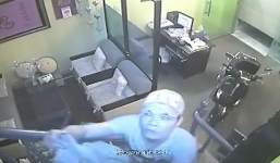 Clip: Trộm ung dung dùng gậy dài câu chìa khóa vào nhà